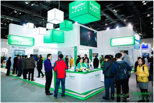 
                    
	中国北京，2018年3月13日——2018年3月12-14日，全球能效管理和自动化领域数字化转型的领导者施耐德电气出席2018中国国际智能建筑展览会（IIBE），并发布EcoStruxureTMBuilding Advisor楼宇顾问和EcoStruxureTMPower Advisor电力顾问两大创新应用，同时全面展示覆盖灯控、楼控、电能管理和综合布线等领域的数字化产品及解决方案，结合EcoXpert合作伙伴项目及认证工程师计划，优化酒店、医疗和商建等领域客